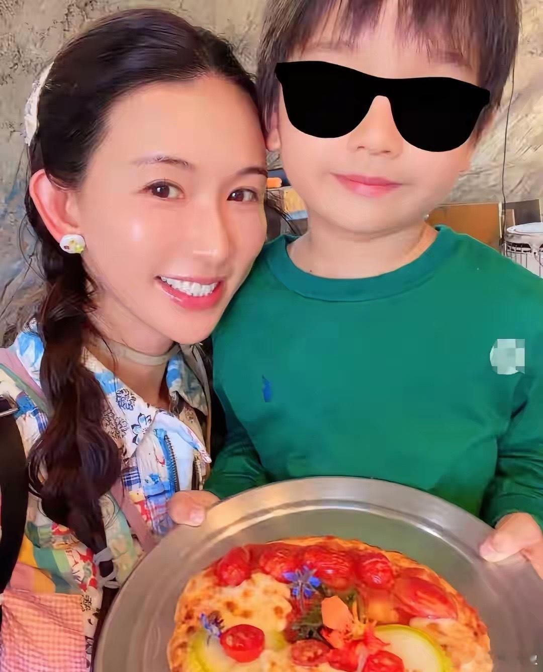 林志玲4岁儿子近照林志玲4岁儿子正脸照才4岁个子就十分出挑，既能亲手做蛋糕送爸