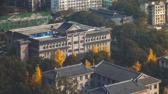 它不是普通大专，而是刚升格的公办本科层次职业学校。这所学校就是宁夏工商职业技术
