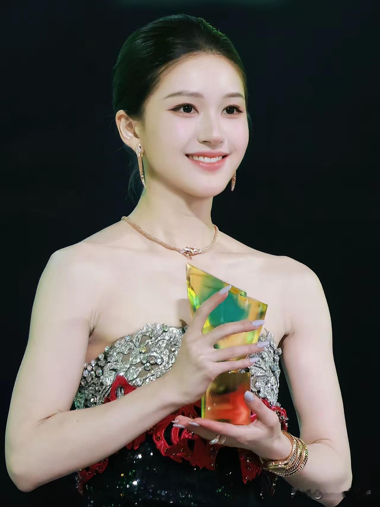 我不评价但我敢确定一件事，就是赵露思这个人，为人是真的实诚。​​赵露思昨天在