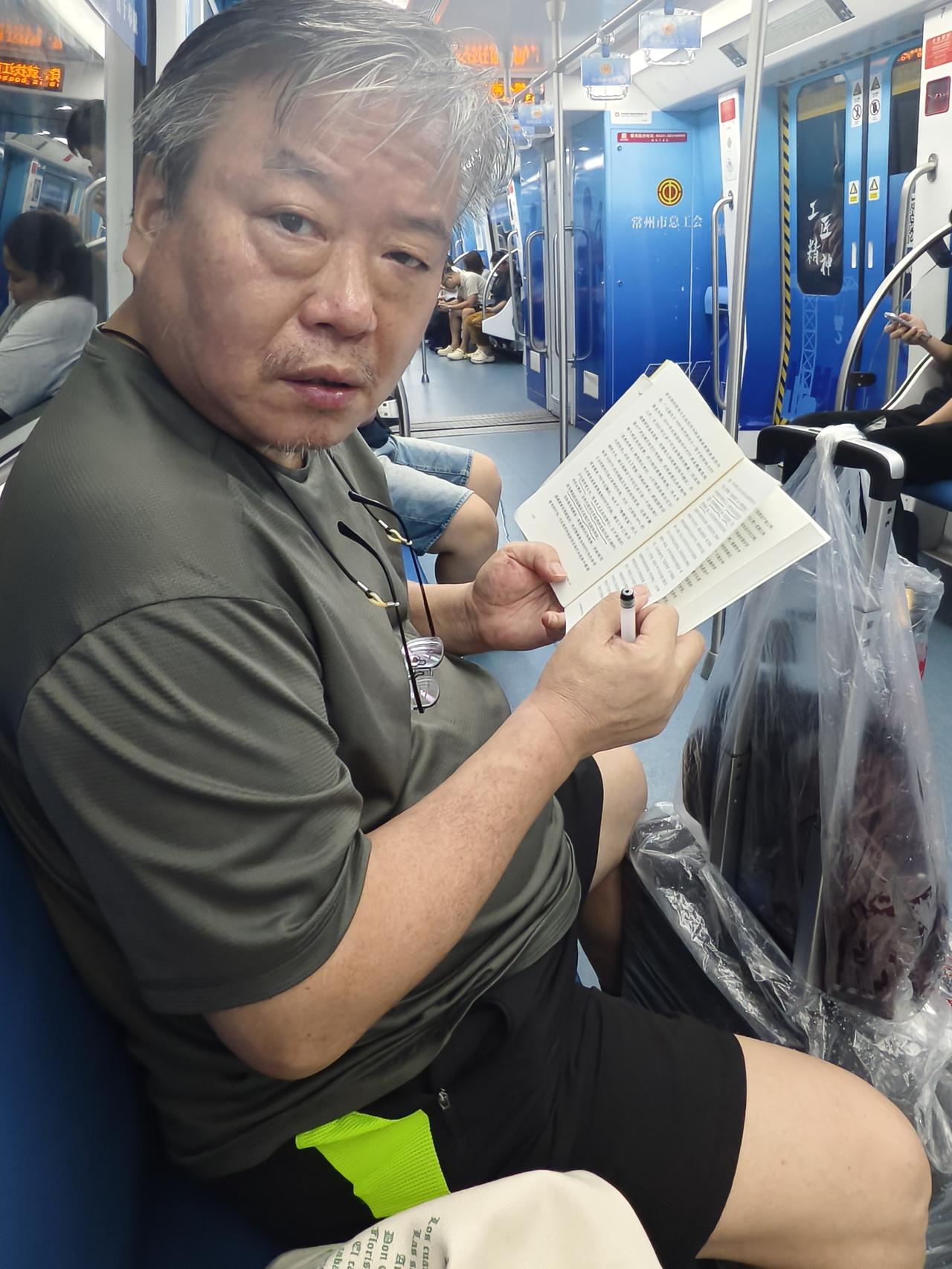 台风天，地铁上被抓拍