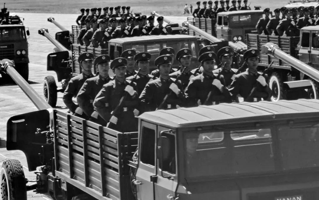 1985年我国百万大裁军后，四大军区司令员与政委被裁撤后都去了哪些岗位和地方？