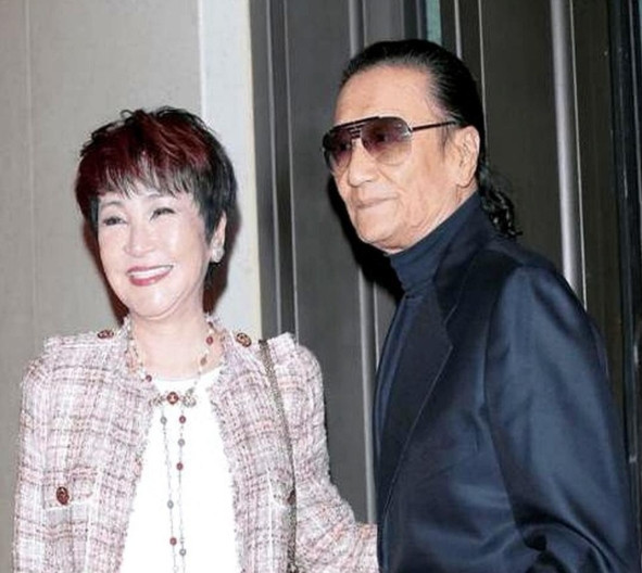 1985年，澳门葡京赌场的VIP包厢里，谢贤紧张得后背衬衫全被汗水湿透了。经