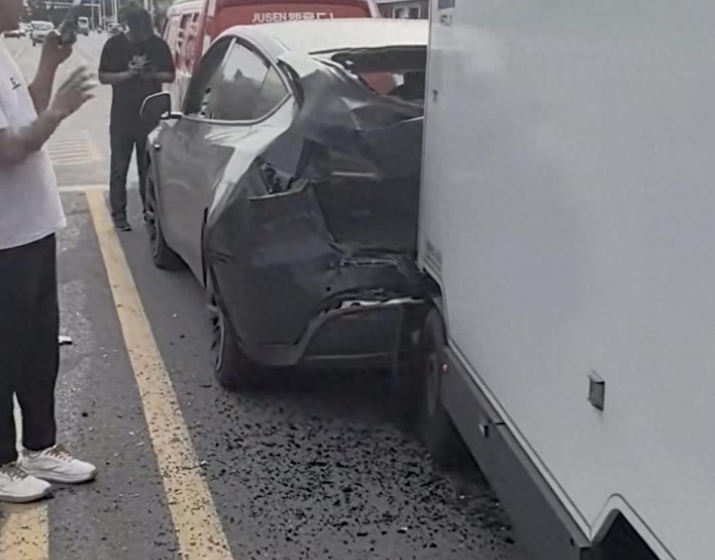 山东青岛，李先生驾车等红灯时遭遇追尾，当他捂着脑袋下车理论时，没有想到撞自己的居