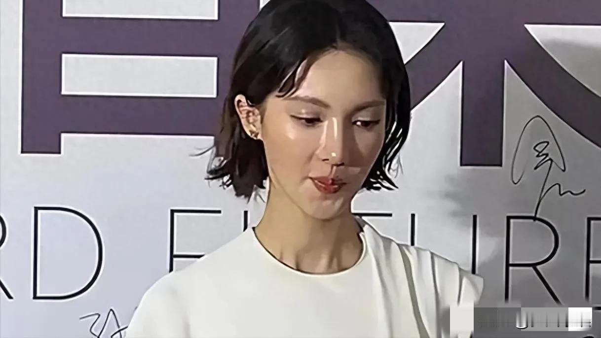 金晨，这次谁也救不了你！近日，金晨在一场直播中，又被网友讨论了，不是因为她频
