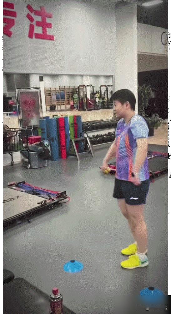 千万别被孙颖莎那张脸给骗了。你看她，一张人畜无害的“小豆包”脸，场下被队友随