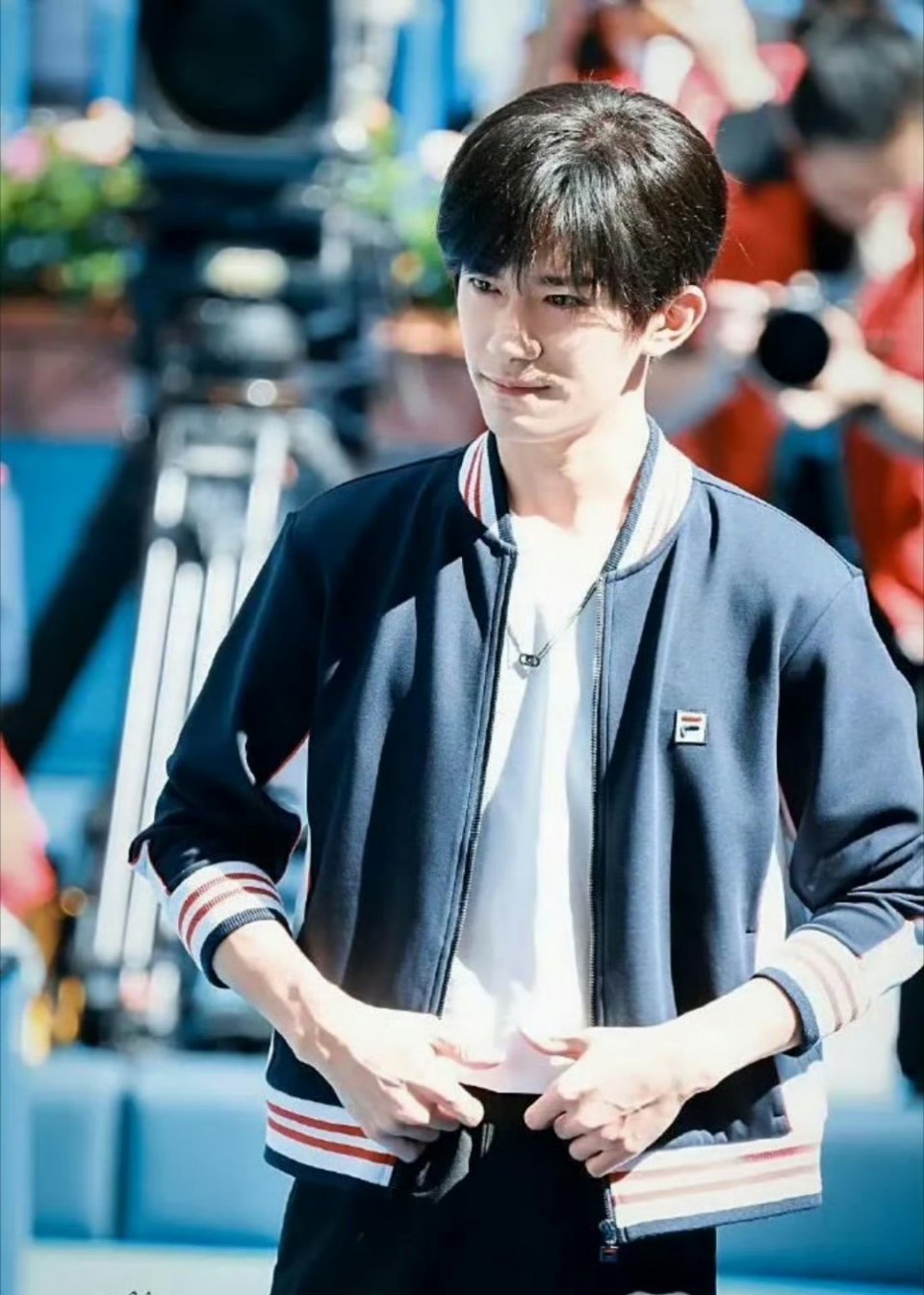 一定要靠扮丑来证明演技吗？易烊千玺接的角色风格愈发特别，在突破外形的路上走得较远