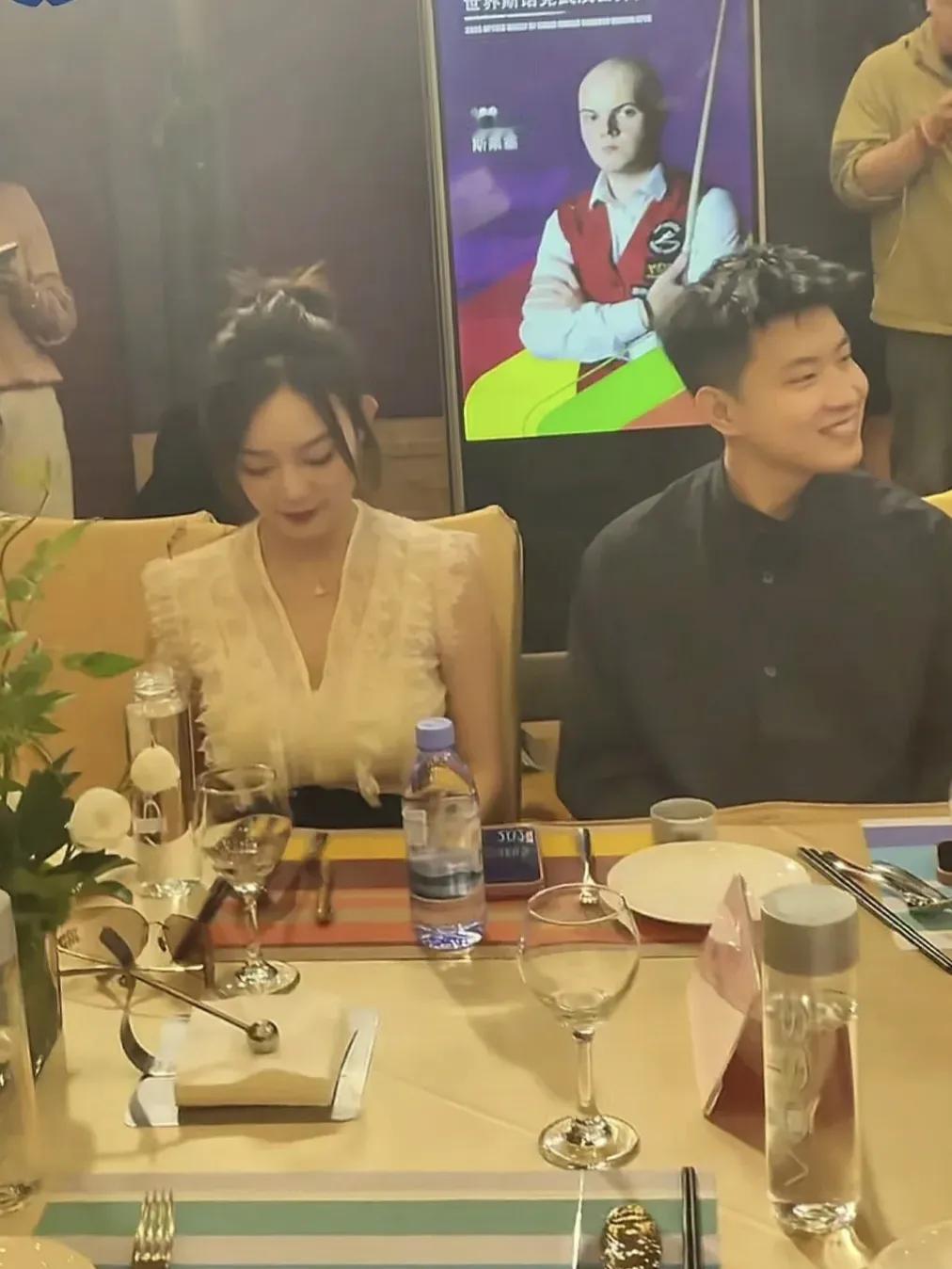 赵心童再带女友，这一次是喜是忧？武汉赛欢迎晚宴，又一次看到了赵心童和他的女友，