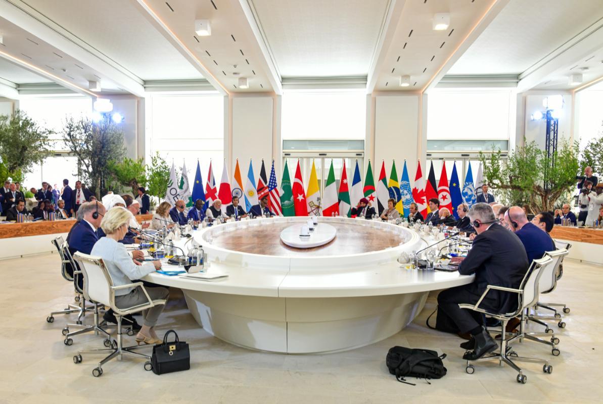 美国已完全陷入中国的圈套!纽约时报:特朗领导的超级大国正在自杀。