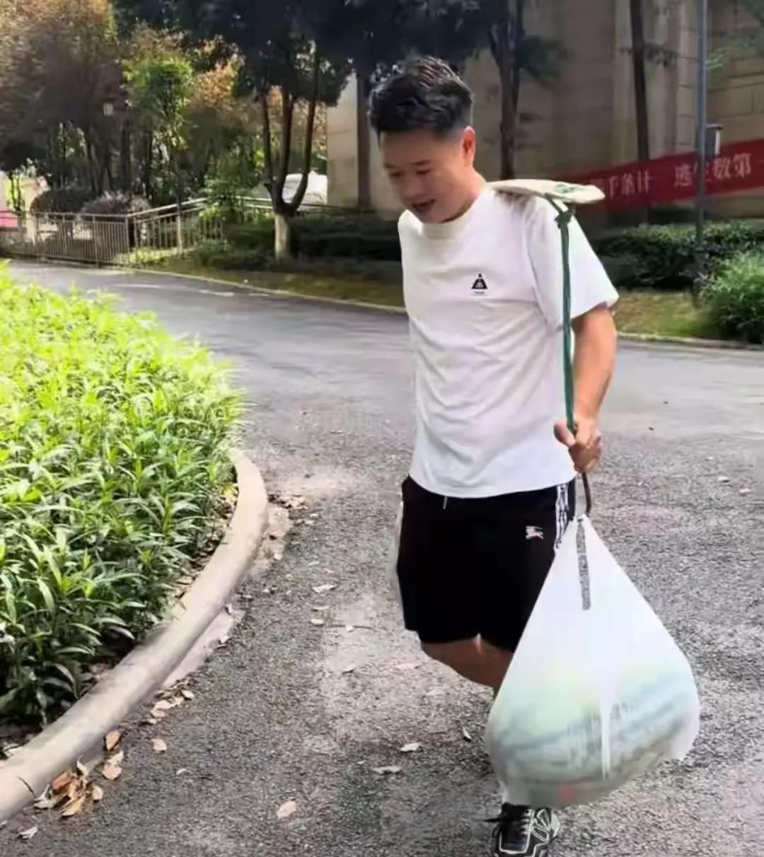 这样温馨的一大家人真令人羡慕！十几个外甥组团来舅舅家过暑假，已经连续5年了。光是