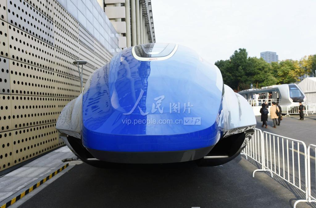 咱们国家研发的第三代铁路，就是时速600公里的高速磁悬浮超级高铁，车头是流线型的