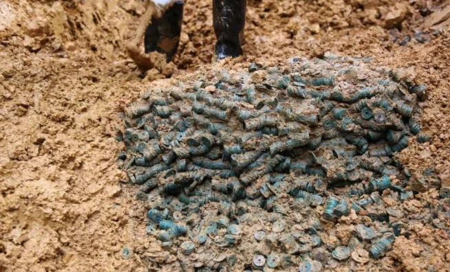 湖南邵阳一工地挖出大量古钱币，预估约3吨，初判为钱庄窖藏，涵盖唐宋金时期40多个