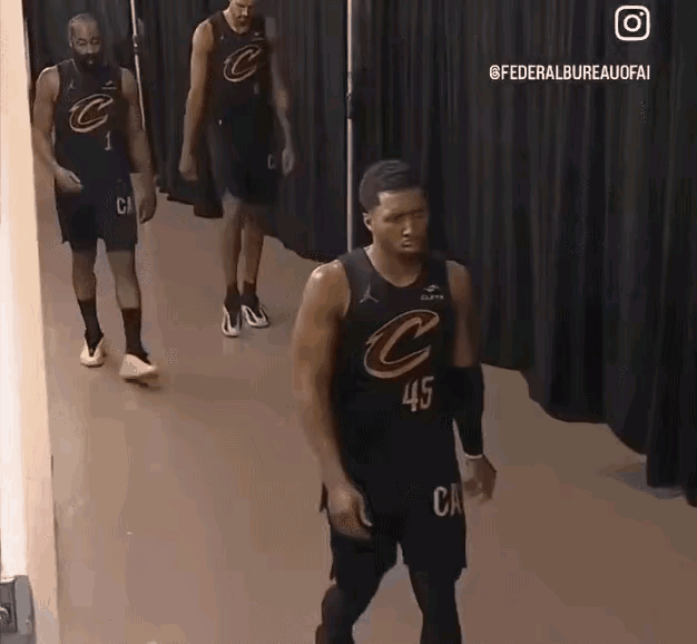 ESPN：“米切尔爆揍哈登！尼克斯淘汰骑士，米切尔赛后与哈登爆发身体冲突。被工作