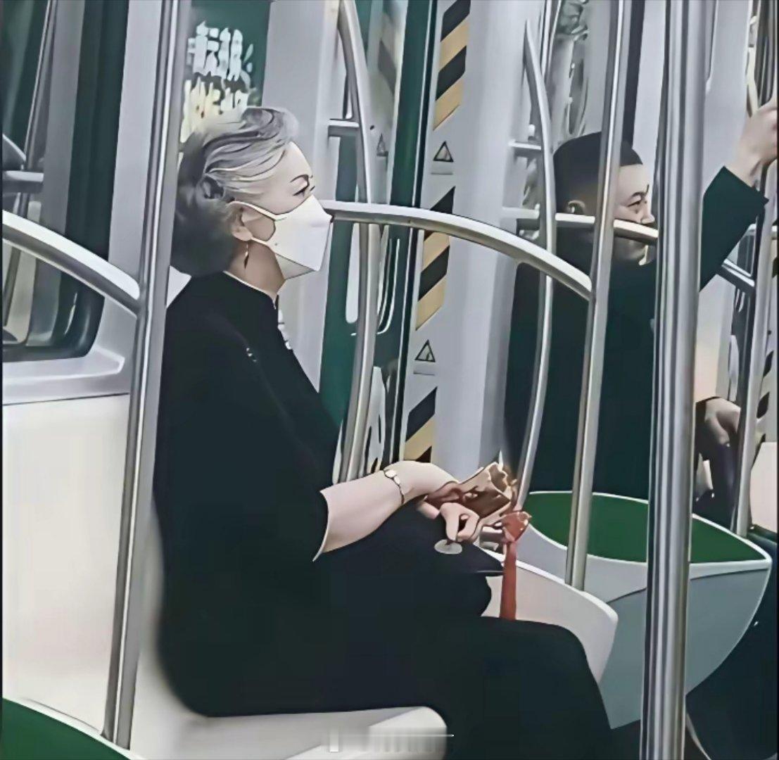 好喜欢左边女士，优雅到老，精致女人，不是所有人都懂时尚的。