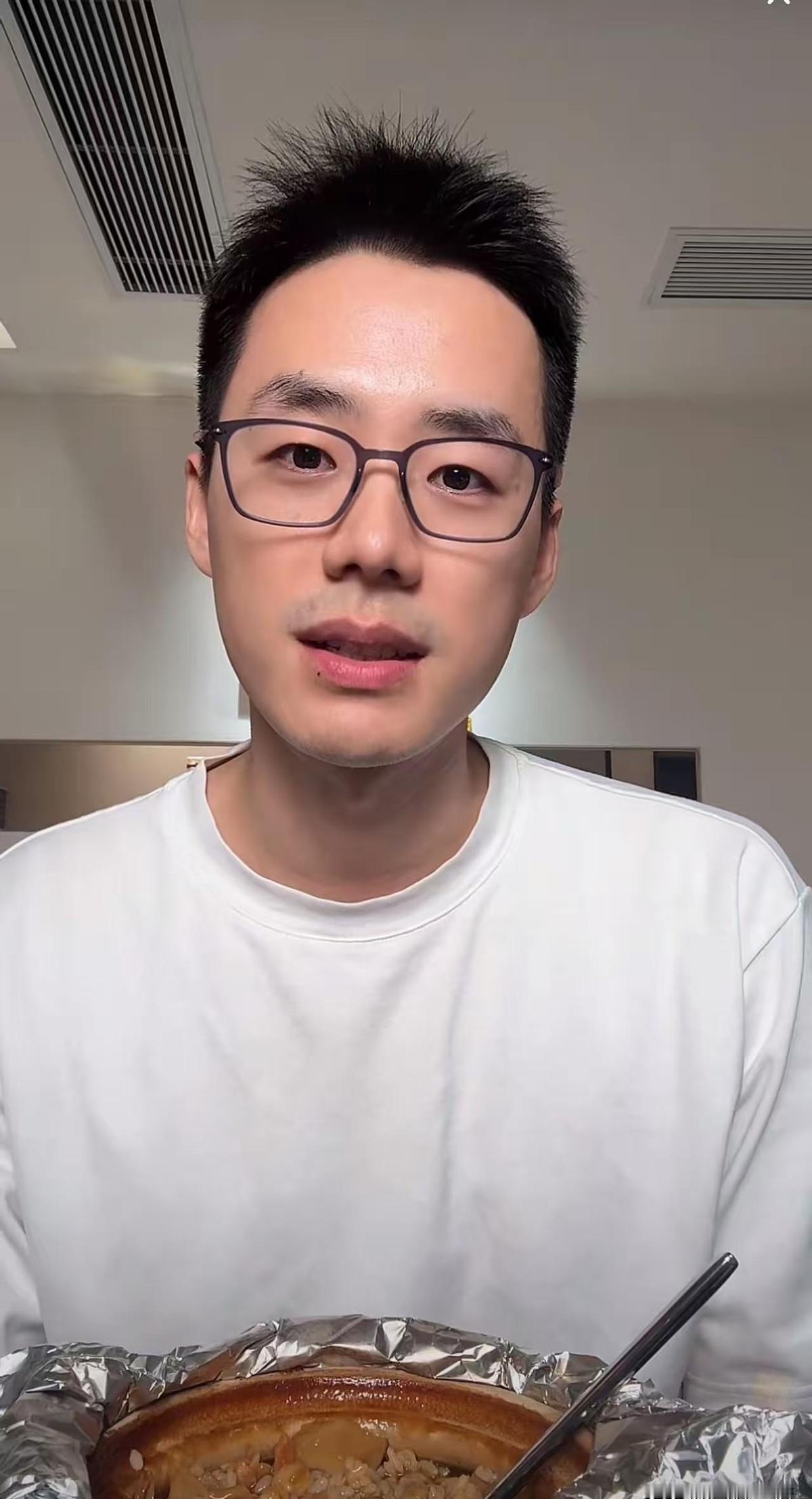 顿顿瘦得眼都肿了，咖啡换低因了，每周硬逼自己休息一天。B站投了他，但签了对赌：