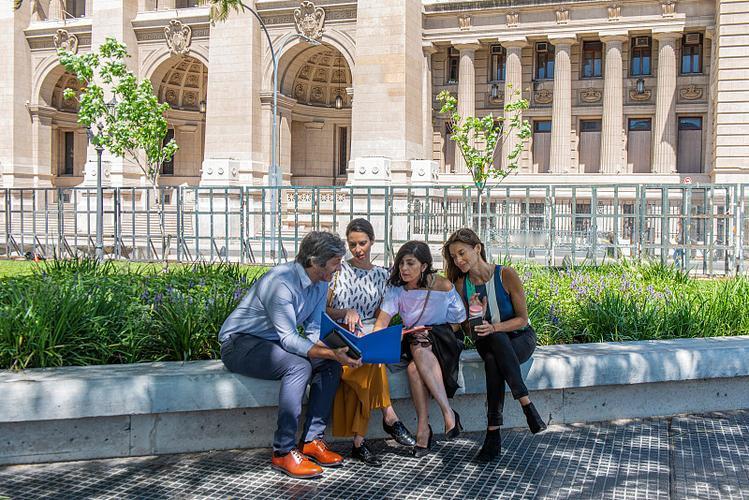火葬场边聊天，4人当场死亡！监控拍下全过程，撕开多少人忽视的生死真相火葬场