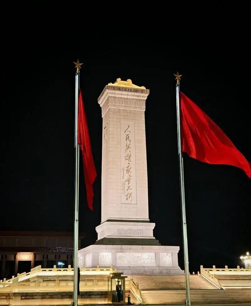 一块石头，320吨重。从青岛的山里，硬生生给抠出来，没用炸药，怕炸碎了。工匠