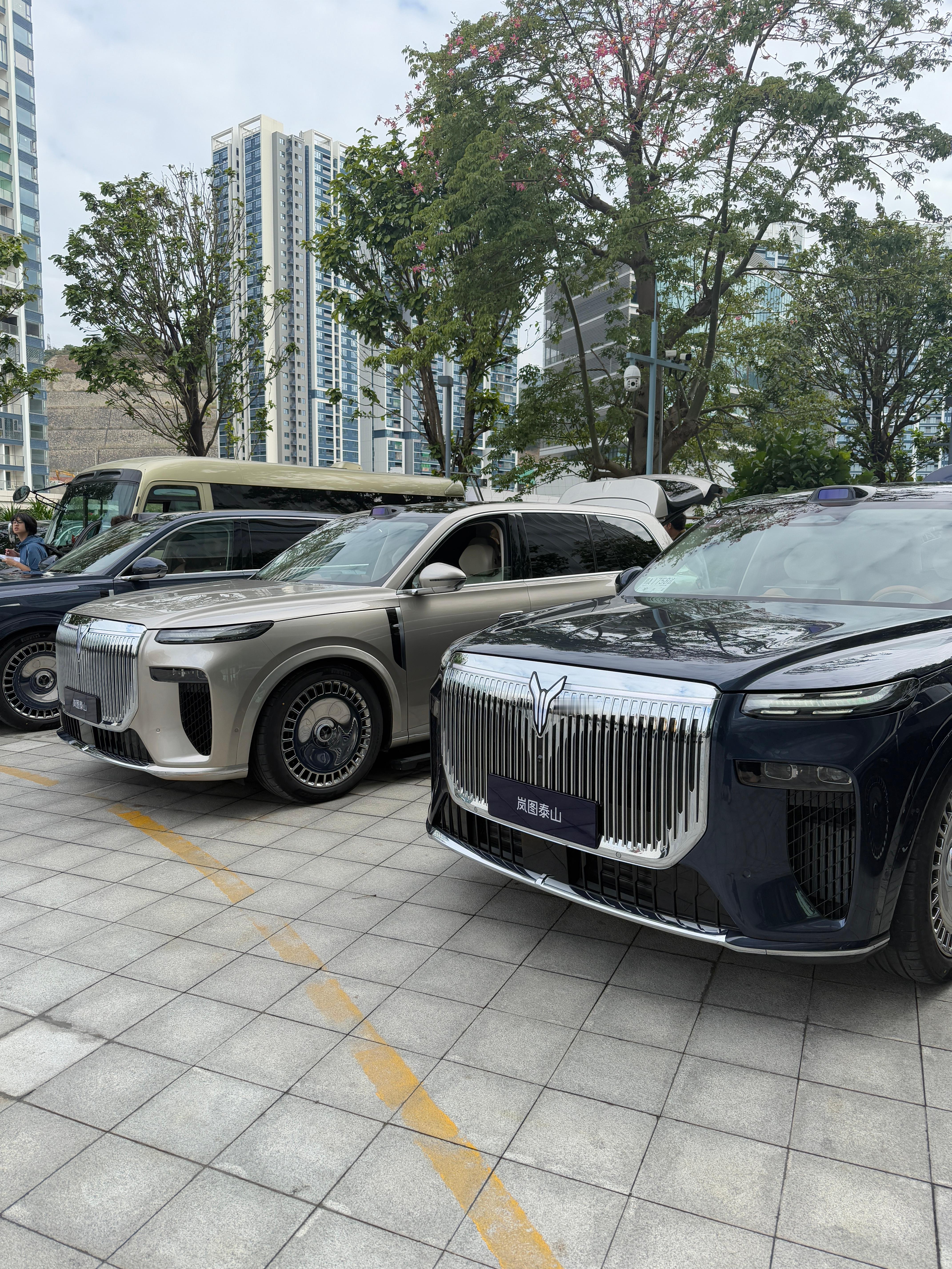 岚图泰山不同颜色外观放一起大家看看！纯色的/双拼色的，你们觉得哪个好看？