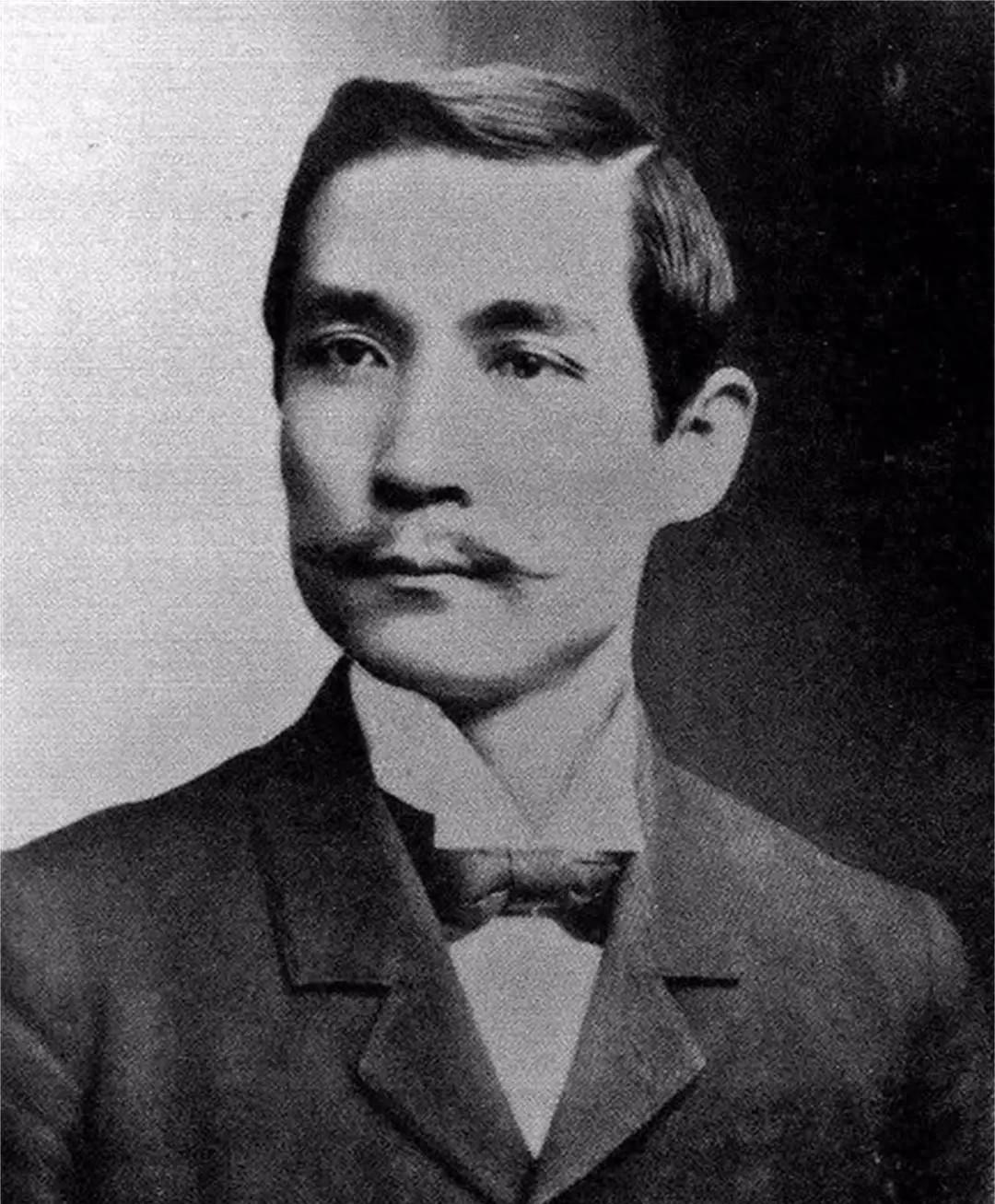 孙中山的原配卢慕贞与两个外孙一起散步，面容麻木无表情，眼神呆滞无神光，这是怎样的