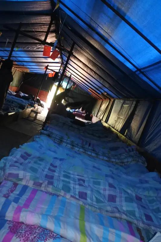 三级响应启动！甘南5.5级地震零伤亡，寒夜安置点热饭暖透人心家人们揪心又安