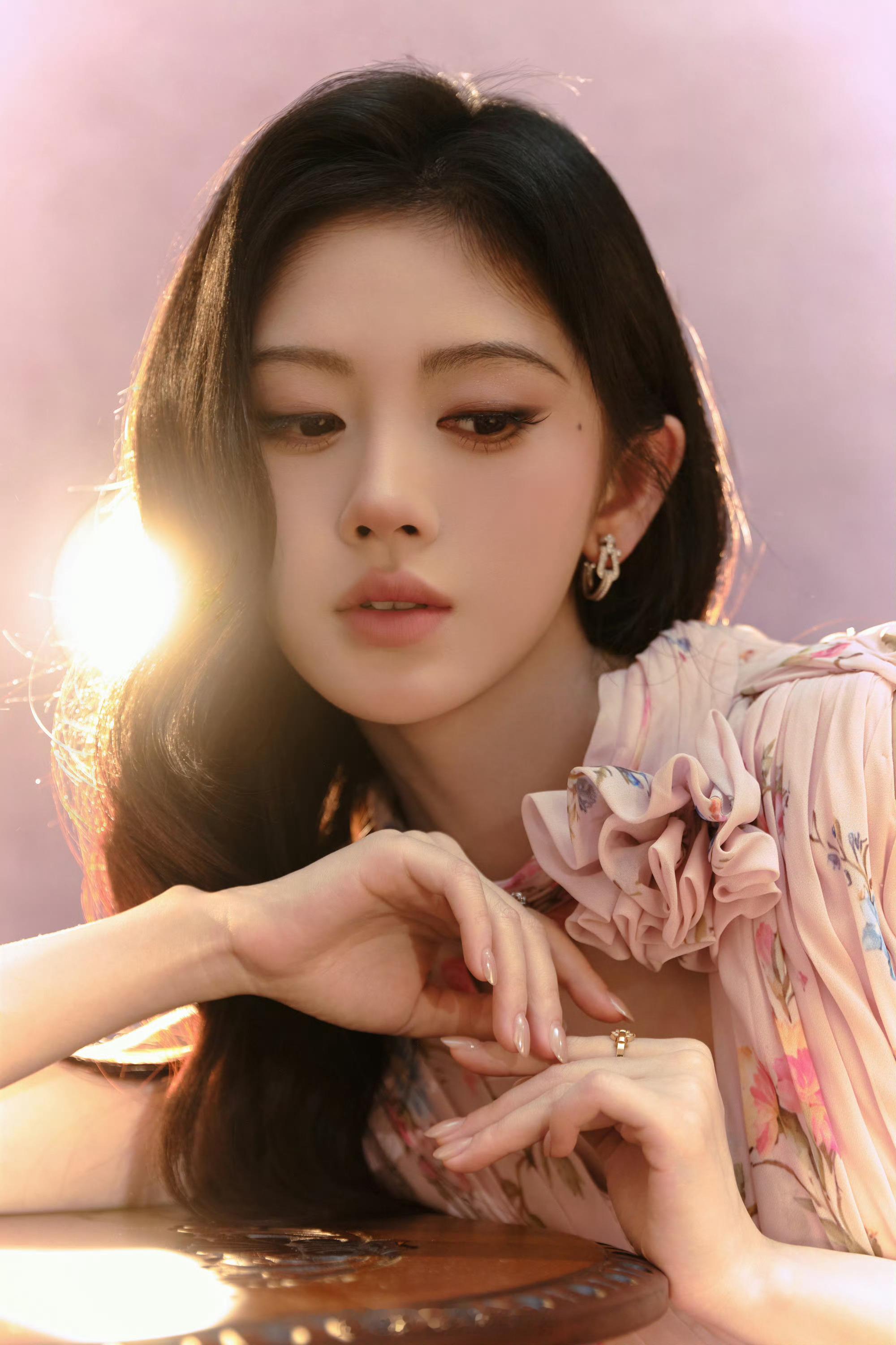 鞠婧祎品牌直播造型释出💐一袭TonyWard2026秋冬成衣系列粉调印花长