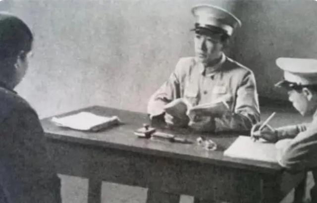 1953年，云南一个医生和人打牌时输红了眼，脱口而出：“我当过红军军长，你拿什么