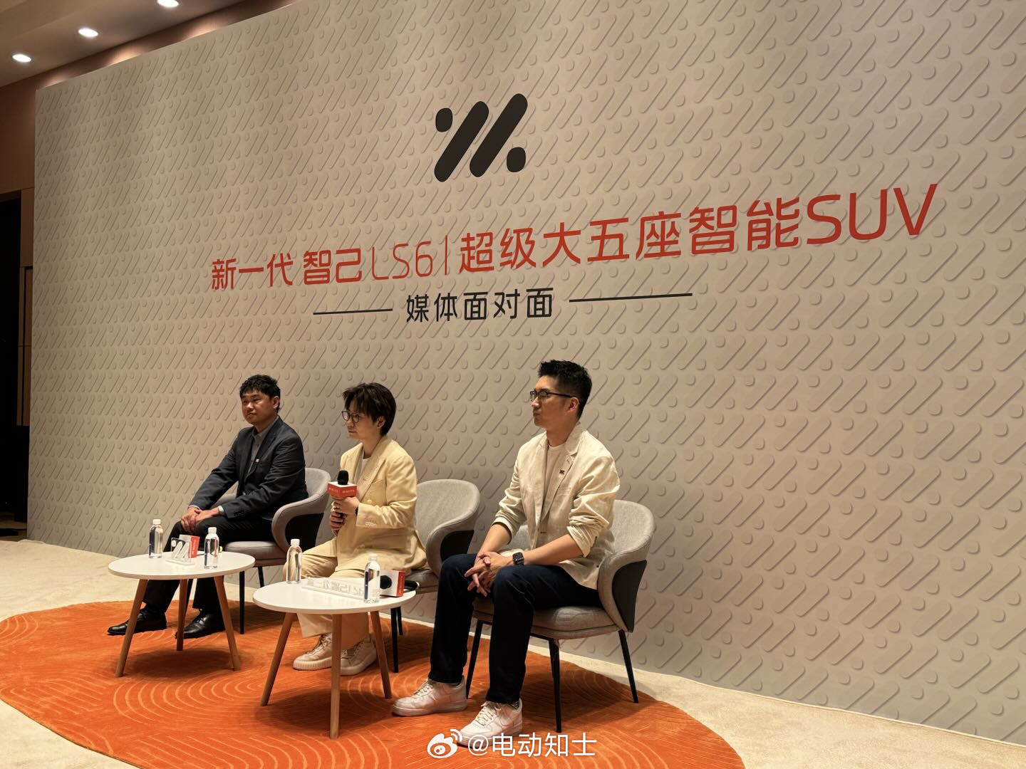 在 的会后采访上，智己宣布新LS6预售订单在30分钟内已经破万了。  ...