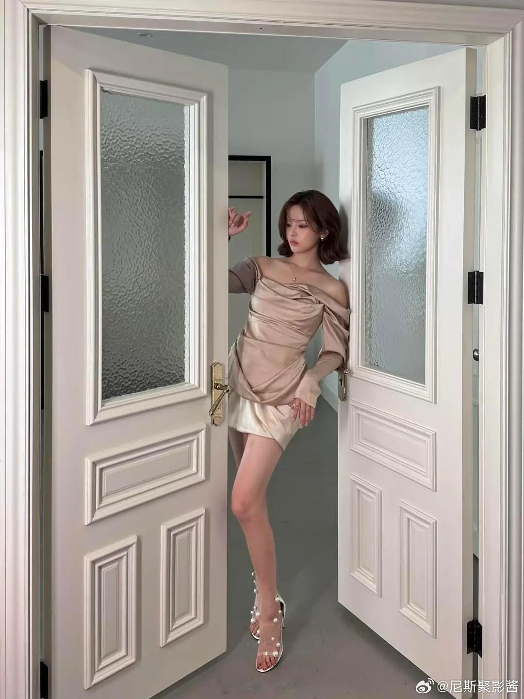 杨超越身材颜值都挺好的，为啥不大🔥呢？🤔