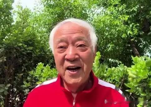 76岁的牛群，如今住在北京郊外，满头白发，全然不见当年那个每年在春晚与冯巩搭档，