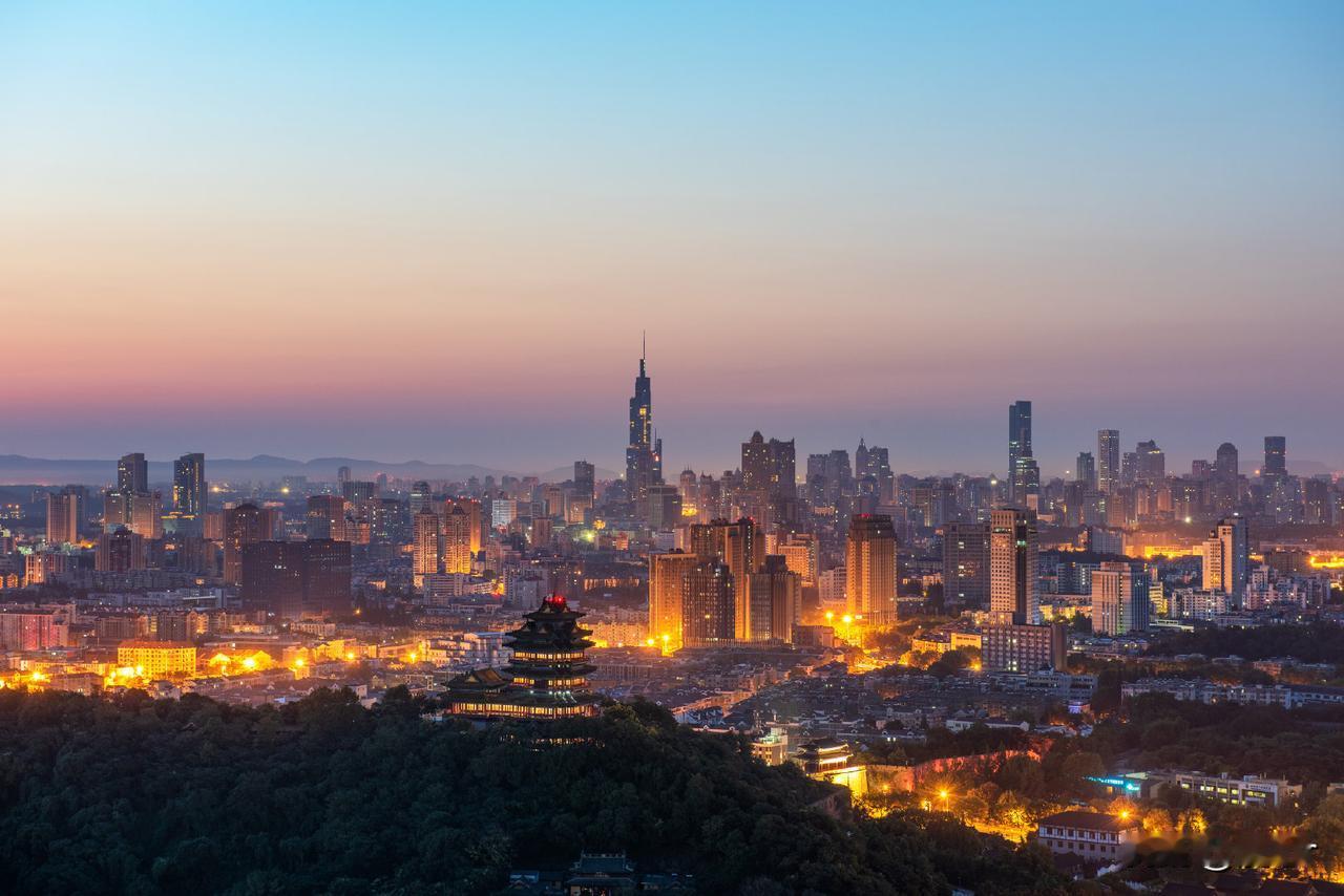 地段优先，按需选择！2025年10月，南京江宁区房价18015元；2025年