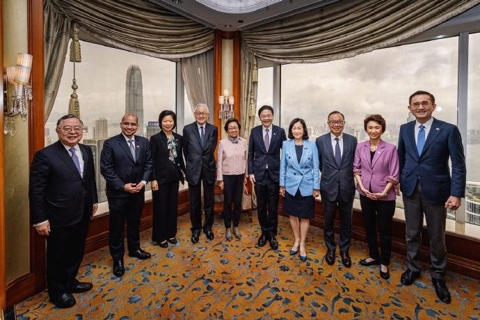 何超琼坐在新加坡总理身边吃饭，合影的时候还稳居C位！大家都知道何超琼在香港可