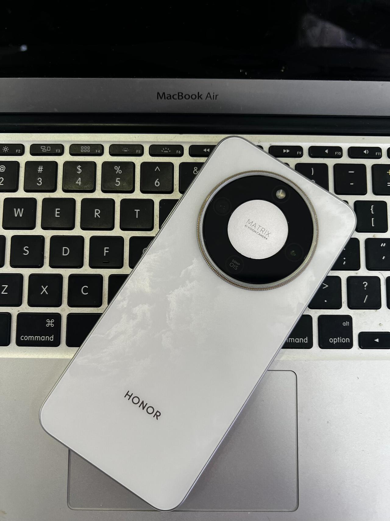 千元机别乱买了！跟着销量选手机真粉没错，荣耀X70能卖爆850万台真不是没道理