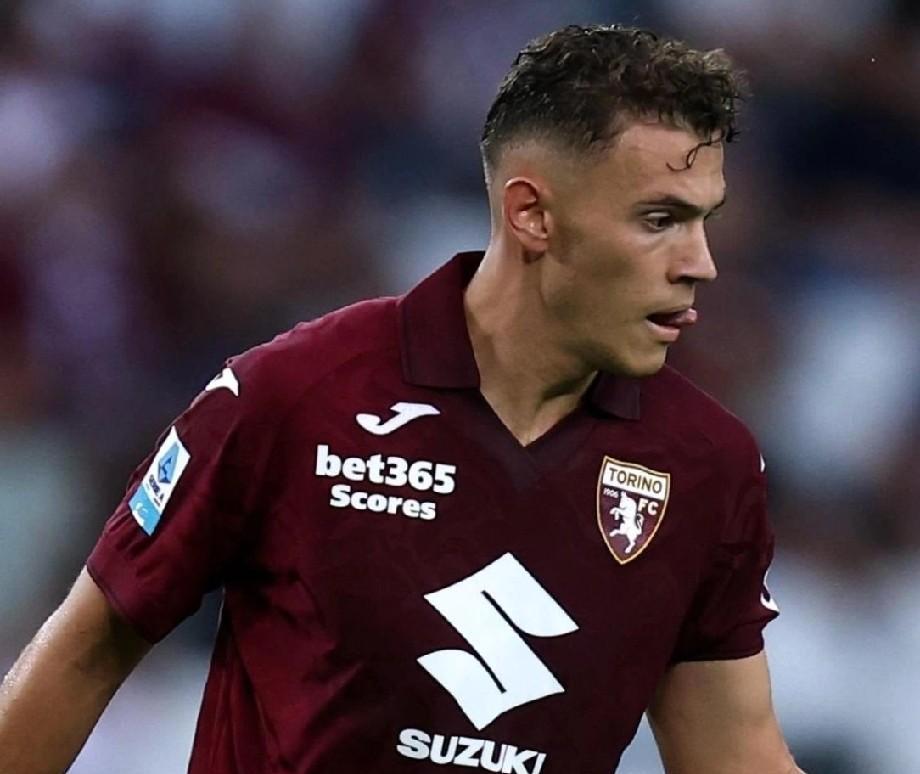 【买断疑云】都灵队主席卡伊罗谈到本赛季租借的国际米兰球员阿斯拉尼，他表示阿尔巴尼