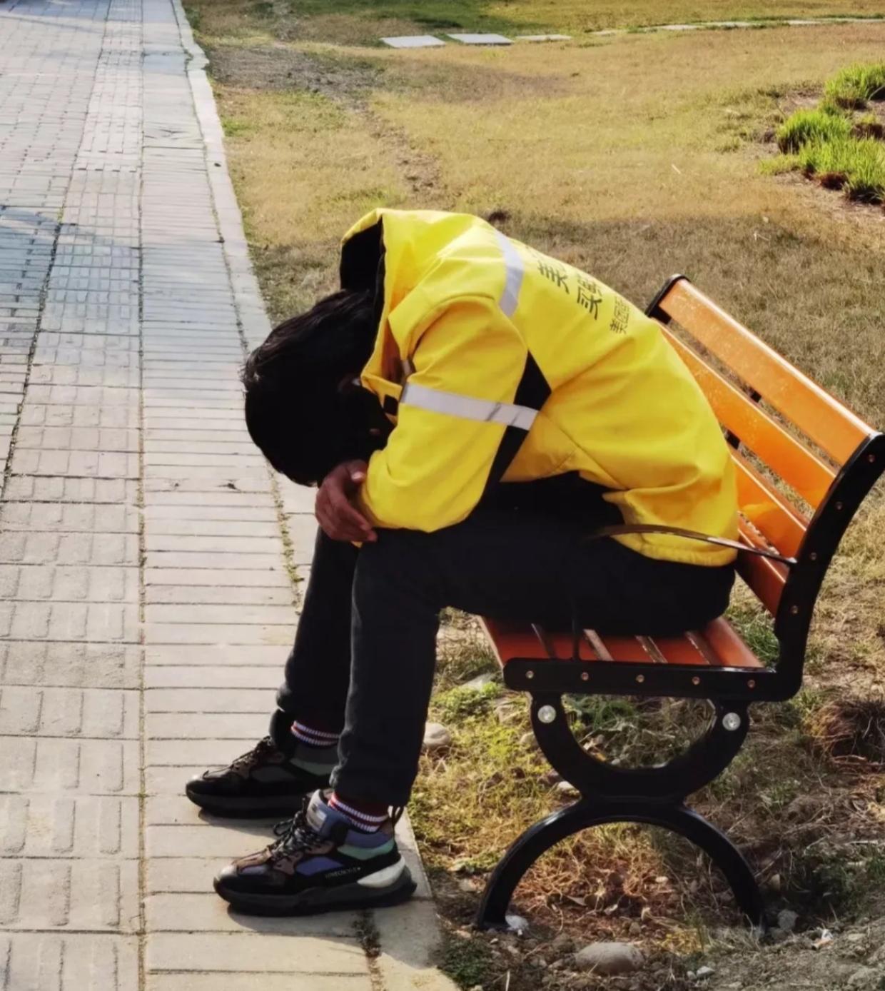 最近，一位外卖小哥赵某遭受了两个月来最无助的时刻，却因为客户的一杯奶茶，痛哭流涕