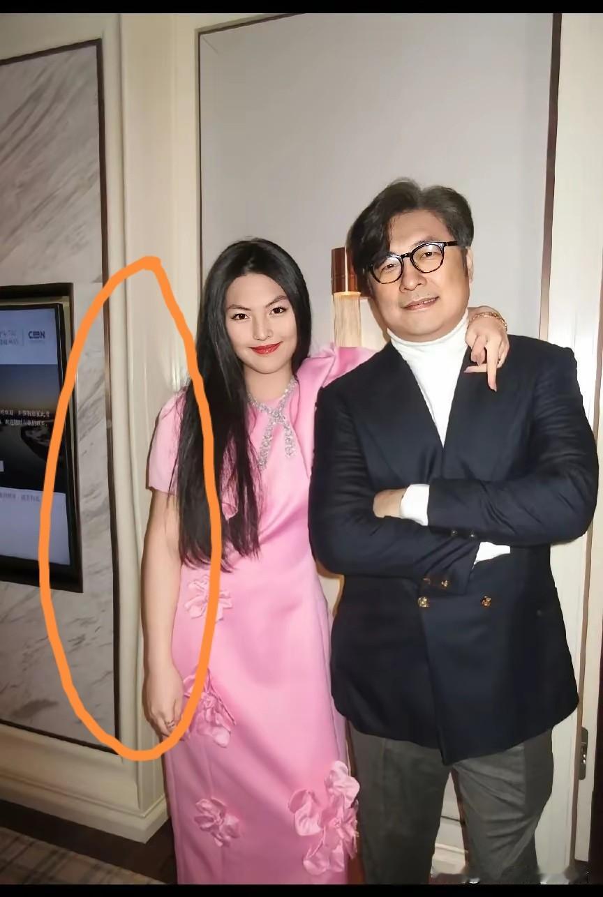 这个p图师必须扣钱，太不敬业了。门框都p歪了，就这样不管了，门框犯了什么错？要