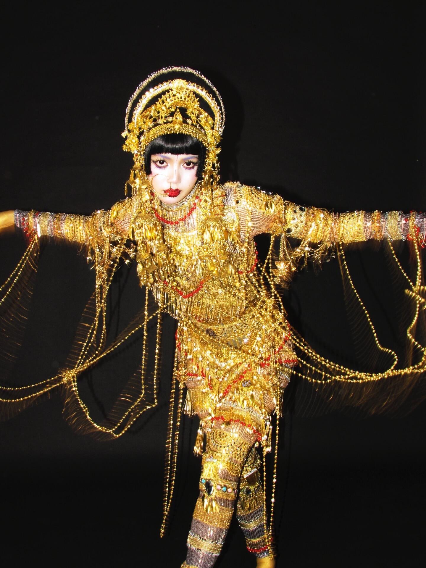 Lisa万圣节cos爱死机吉巴罗！造型好惊艳啊，还有什么是她不能cos的！！！