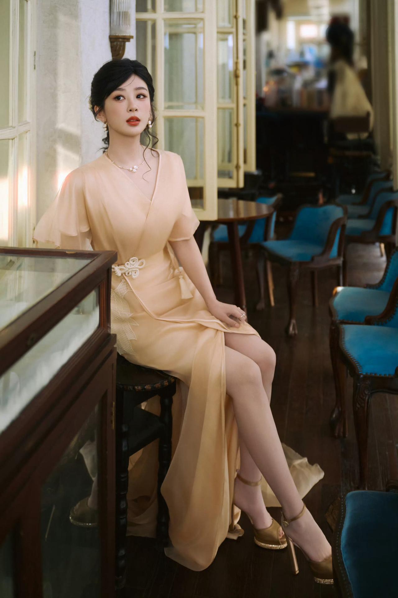 杨紫：生图下的温柔发光体近日，杨紫出席某线下活动，现场生图流出，瞬间惊艳众人