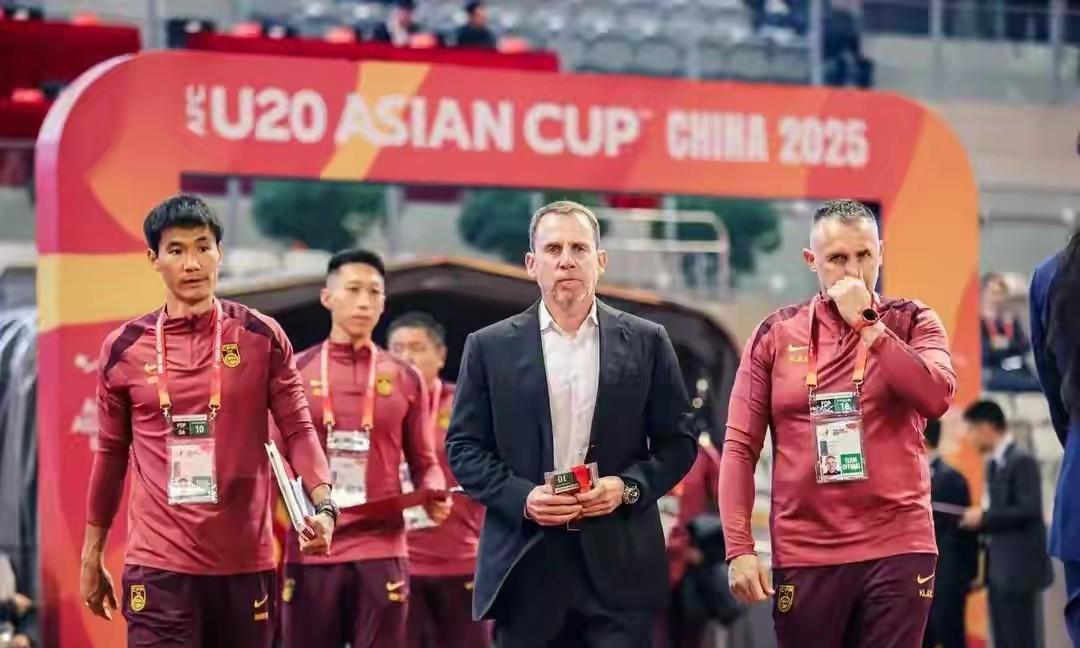 必须下课！国足主帅安东尼奥在2-1拿下东帝汶的比赛中，已经展现了其笨拙的指挥能力