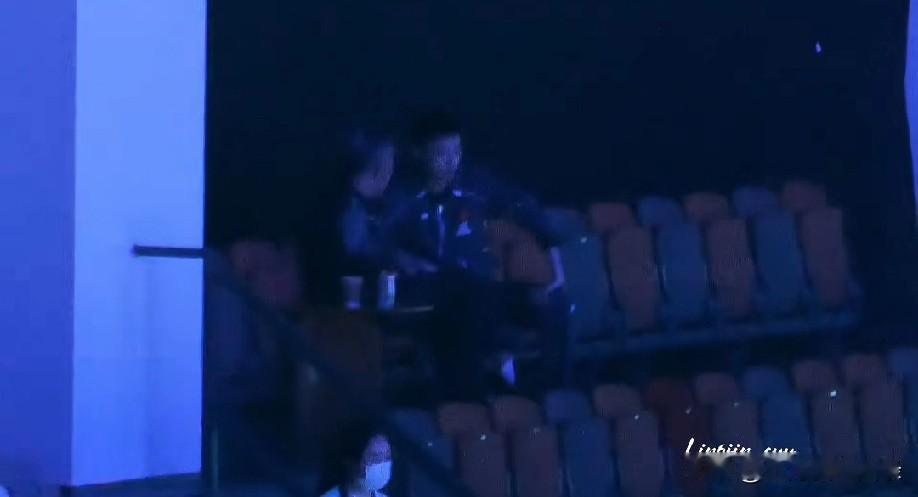 亚洲杯观众席上，秦志戬正和小组赛未出现的陈垣宇谈话。这次陈垣宇和陈俊菘两人均未