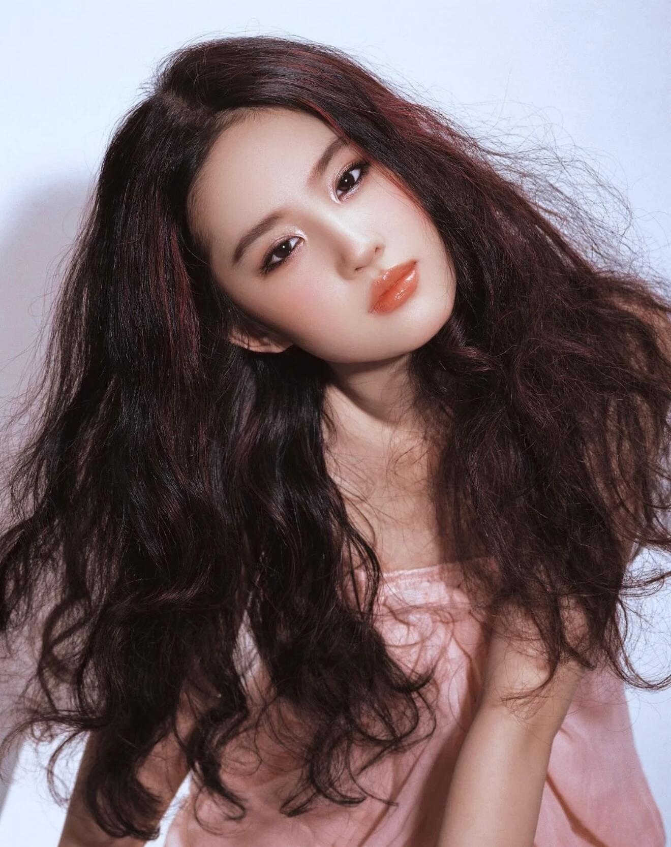 她像个精致的芭比娃娃