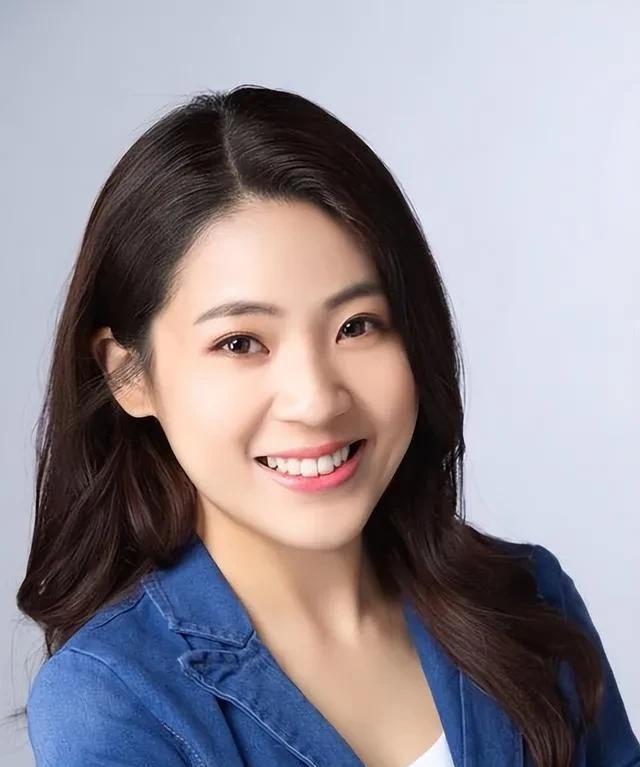 徐巧芯这几天拼了，请来韩国瑜扫车拜票，定要曹兴诚“活不下去”。国民党立委徐巧芯