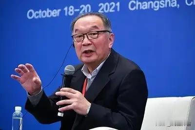 温铁军曾说资本不乐意农民生活的好。农民本可以花30万元在农村来盖一栋三层的楼房