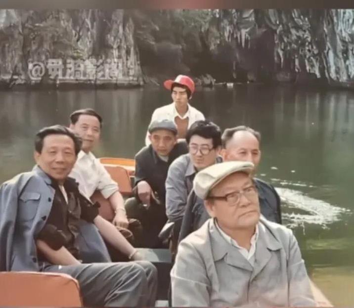 1987春，一张首次公开的老照片，记录下纪登奎在贵州调研的一幕。曾任国务院常务