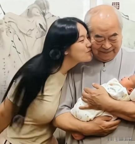 87岁老翁诞下独子近日一则新闻引发网友热议，87岁的范大师喜提儿子一枚，这才