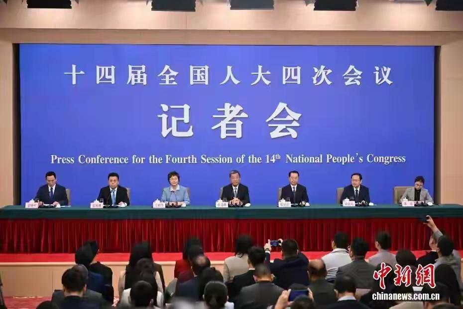 虽然说有就比没有强，但一个月300块钱的育儿津贴确实太少，根本解决不了养育孩子的