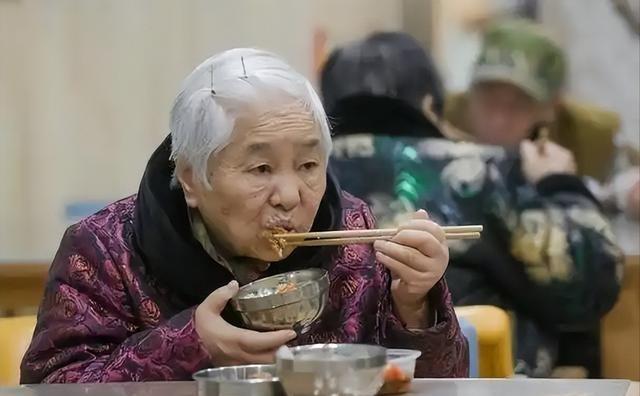 糖尿病的控制不仅仅是避免吃糖和甜食，许多人往往忽视了食物中的“隐形敌人”。这些食