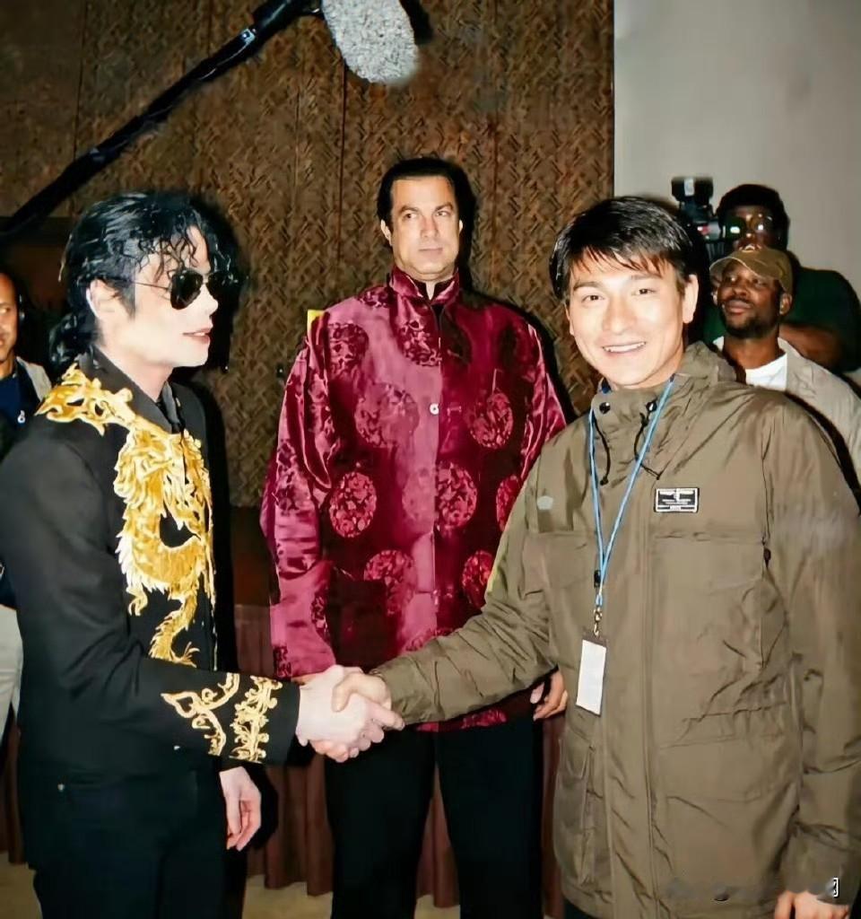 迈克尔·杰克逊和刘德华当年的一张握手照。1999年，迈克尔·杰克逊在韩国开演唱