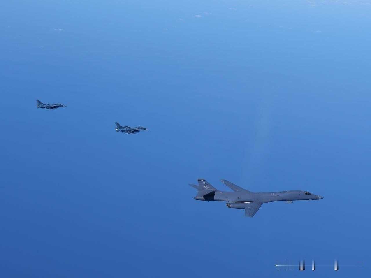 ✈️🇺🇸🇯🇵美国空军B-1B战略轰炸机与日本战斗机举行联合演习11