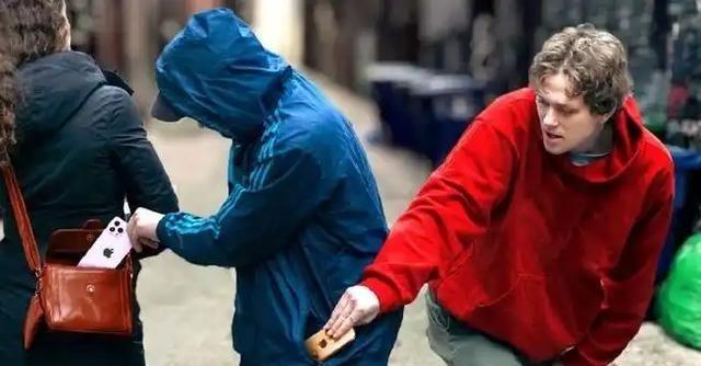 据说，欧洲的小偷居然达成了一种共识，那就是可以去偷中国人的钱财和物品，但是绝对不
