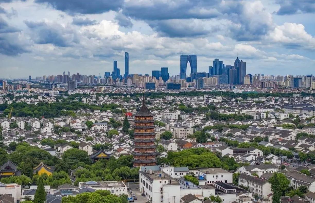 如果论行政级别，南京是副省级，省会城市，而苏州是普通地级市；如果论经济规模，苏州