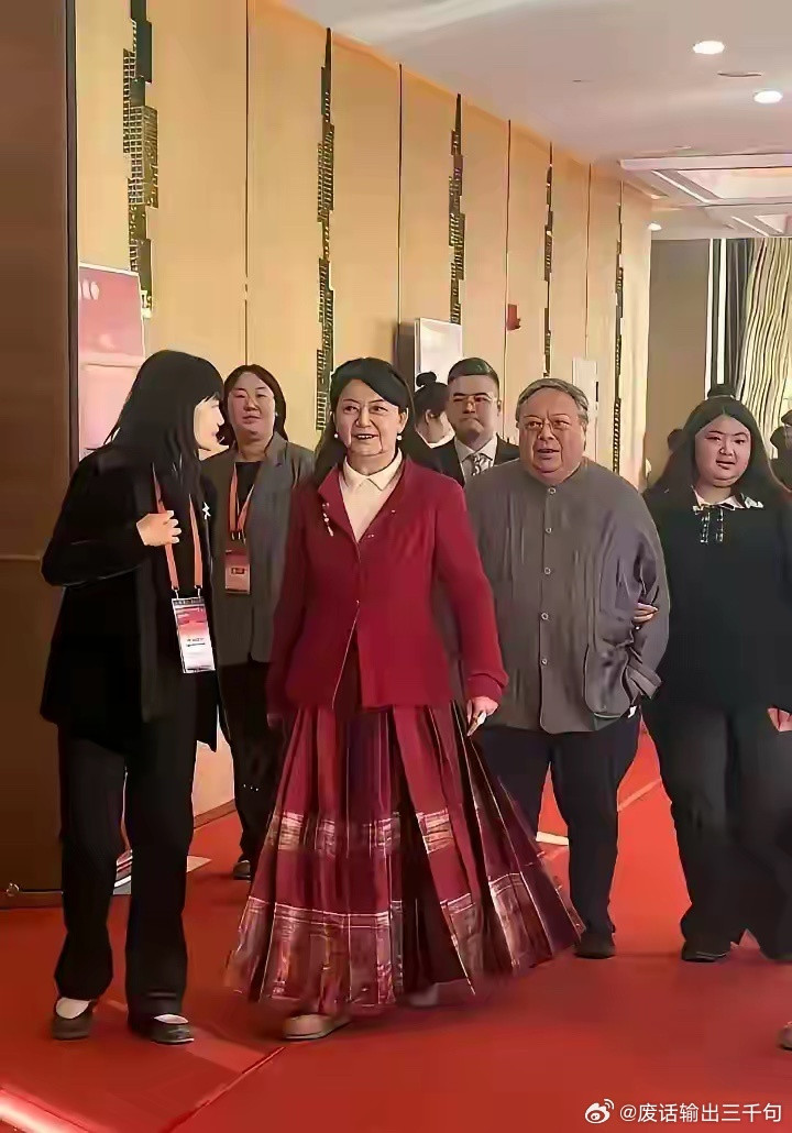 岁月果真不饶人，曾经万千少男的梦中女神，如今也老了，老态龙钟，满脸皱纹，像一位老